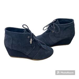 TOMS Navy Ribbed Suede Lace Up Sneaker Bootie | Size 5 W